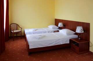 Гостиница Гостиница-А Волгодонск Стандартный двухместный номер с 2 отдельными кроватями и общей ванной комнатой-1