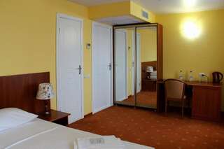 Гостиница Гостиница-А Волгодонск Стандартный двухместный номер с 2 отдельными кроватями и общей ванной комнатой-3